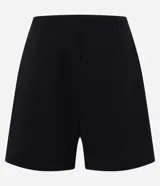 Short pollera negro confeccionado en crepé con traspase envolvente.