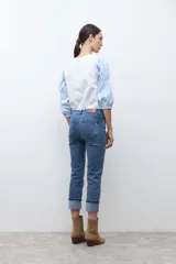 Jean cropped de mujer color azul medio, con dobladillo en los tobillos.