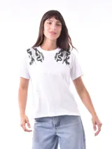 Remera negra de manga corta y cuello redondo.