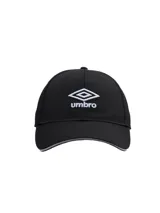 Gorra azul marino con visera curva y logo de Umbro bordado en blanco en el frente.