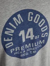 Camiseta gris de manga corta y cuello redondo con estampa circular azul con texto "Denim Goods 14oz Premium Jack & Jones Co. Reg. T.M.".