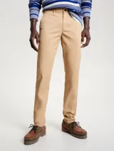 Pantalón chino Tommy Hilfiger de la colección 1985, color beige, corte slim y pierna recta. Confeccionado en algodón pima elástico.