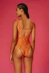 Traje de baño enterizo con estampado geométrico en tonos naranja, amarillo y rosa.