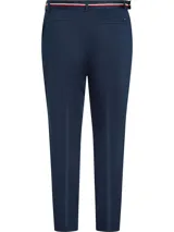 Pantalón de vestir azul marino de corte slim, con cinturón incorporado con detalles distintivos de la marca.