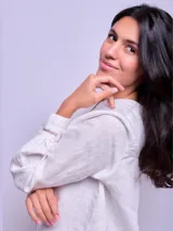 Camisa de lino color crudo, de manga larga con cuello mao y cierre frontal con botones.