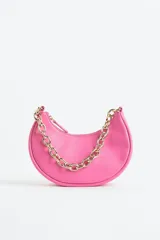 Cartera de hombro chica color rosa con correa de cadena gruesa de metal dorada y cierre.