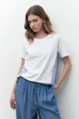 Remera blanca de manga corta, con diseño sencillo y ajuste casual.