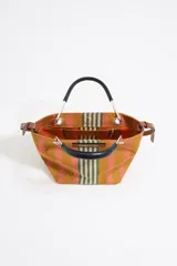 Bolso mini tipo tote de tela a rayas verticales color amarillo, rosa y verde. Tiene doble asa corta de mano, cierre magnético y etiqueta de cuero con el logo de la marca.