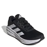 Championes Adidas Questar 3 para hombre, color negro con detalles plateados y suela blanca.