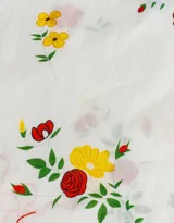 Pañuelo cuadrado de algodón color blanco con estampado de flores rojas, azules y amarillas, y ribete ondulado rojo.