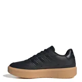 Championes urbanos Adidas Courtblock Bold con plataforma, color negro con suela beige.