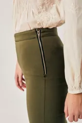 Pantalón de vestir verde oliva, de corte cigarette y tiro alto.