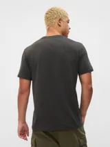 Remera gris oscuro de manga corta con estampa frontal de un personaje de Star Wars y el logo de Gap.