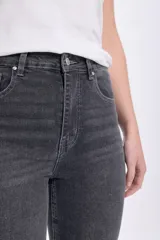 Pantalón de jean de corte recto color gris oscuro.
