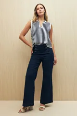 Pantalón Oxford negro de tiro alto con bolsillos delanteros y traseros.