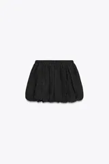 Minifalda negra con textura, tiro medio y cintura elástica.