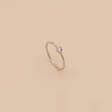 Anillo de oro blanco 18k con un brillante engarzado.
