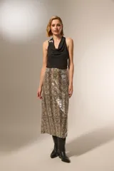 Falda midi de corte recto con estampado de piel de serpiente en tonos marrones y negros.