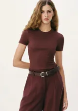 Blusa cropped color marrón de tela acanalada, con cuello redondo y mangas cortas.