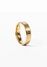 Anillo dorado de acero quirúrgico con diseño de guarda griega.