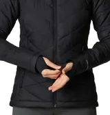 Campera puffer color salmón con capucha, cierre frontal y bolsillos laterales con cierre. Cuenta con tecnología termorreflectante Omni-Heat™ y puños con orificios para los pulgares.