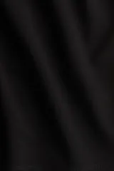 Top negro de punto con escote en V pronunciado y mangas cortas.