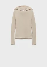 Sweater de punto fino color beige con capucha y mangas largas.