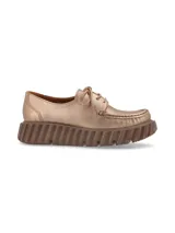 Zapato acordonado de cuero metalizado color dorado, con plataforma acanalada y plantilla de cuero.