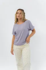 Remera blanca de viscosa liviana, con escote redondo y mangas cortas con vuelta.