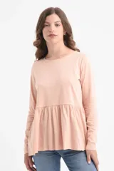Camiseta color beige de manga larga con corte peplum.