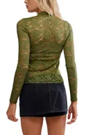 Blusa de encaje verde oliva, transparente, de manga larga y escote en V.