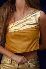 Top dorado con escote halter y espalda descubierta.