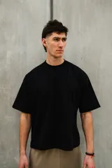 Remera negra de algodón, corte boxy fit, unisex, con estampado de serigrafía en la espalda.