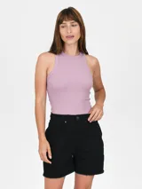 Musculosa negra ajustada al cuerpo, con cuello redondo y diseño de tirantes anchos tipo halter.