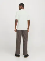 Polo blanco de punto estructurado con fit regular. Cuello polo clásico, mangas cortas y cierre con botones. Tejido con textura sutil.