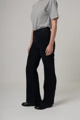 Jean de calce recto y tiro alto, color azul oscuro. Presenta costuras verticales en el frente.