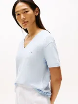Remera celeste de algodón con cuello en V y logo de Tommy Hilfiger bordado en el pecho.