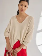 Sweater rojo de punto con escote en V y mangas 3/4.