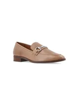 Zapato negro de estilo formal, con detalle de hebilla en la parte frontal.