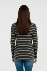 Remera de manga larga con cuello redondo y abertura frontal con botones. Presenta un patrón de rayas horizontales blancas y negras, y un pequeño bolsillo negro en el pecho.