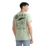 Remera verde de manga corta con estampado en el frente que incluye una flor a cuadros, letras y números.