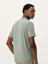 Camiseta básica de manga corta, cuello redondo y calce regular, color rojo jaspeado.