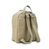 Mochila color marrón claro, combinada con apertura frontal y bolsillo interior. Tiene asa de mano y correas de galón regulables para colgar en la espalda.