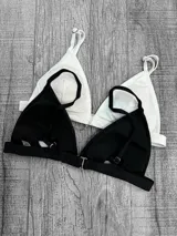 Conjunto de corpiño y bombacha de bikini negros y blancos, con corpiño de triángulo fijo y bombacha clásica.