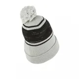 Gorro de lana Nike Peak, negro con rayas horizontales blancas y pompón en la parte superior. Logo de Nike bordado en blanco en el frente.