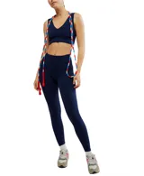 Calza deportiva azul marino de tiro alto, confeccionada en tejido transpirable y elástico.