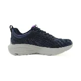 Championes deportivos Olympikus Vibe, color azul marino con detalles en violeta y suela gris.