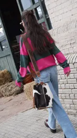 Sweater de hilo de algodón a rayas horizontales fucsia y verde, con cuello polo abotonado con botones de asta y bordado "Sierra Mora" en el pecho.