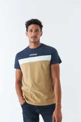 Remera de hombre con diseño a rayas horizontales en azul marino, blanco y beige. Tiene corte regular, mangas cortas y logo estampado en el pecho.