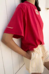 Remera oversize blanca con estampado en la espalda que dice "Sunset Clap Club uruguayan members only".